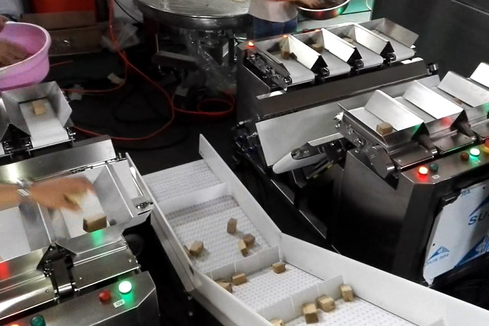 Combination weighing and sorting machine